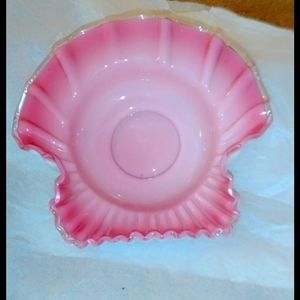 Pink depression she'll shaped dish